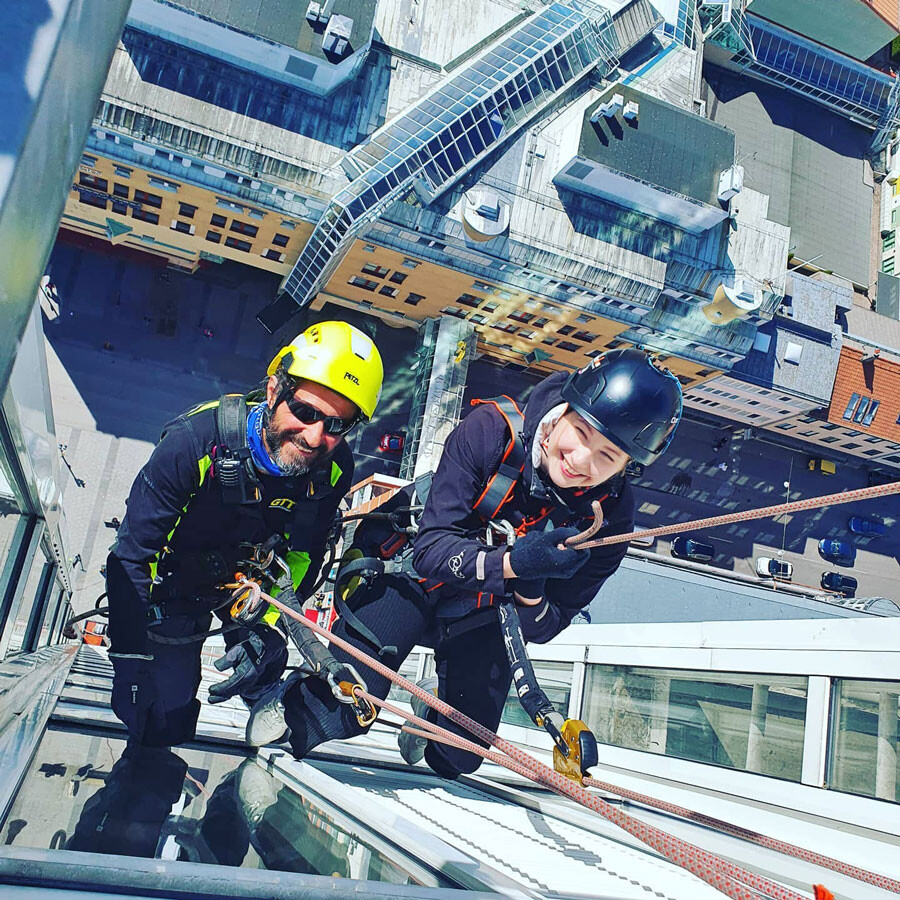 SVT reporter Caroline Slotte hänger cirka 80 meter på Skrapan i Västerås. Foto: Daniel Brodén/SVT